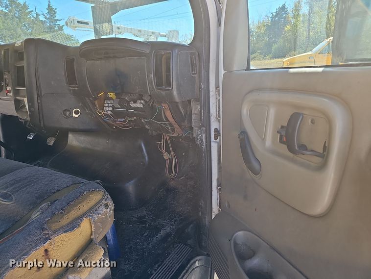 image for item EK0963 2005 GMC C7500 bucket truck