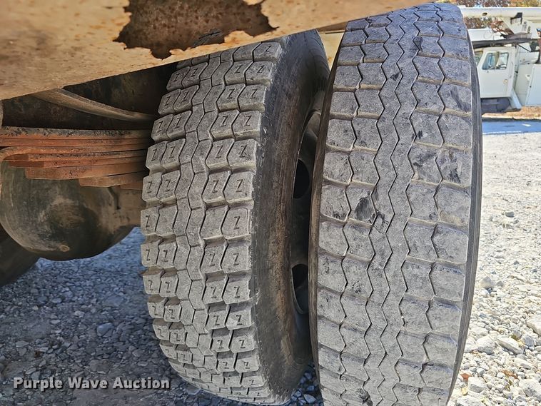 image for item EK0963 2005 GMC C7500 bucket truck