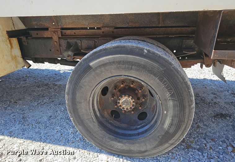 image for item EK0963 2005 GMC C7500 bucket truck