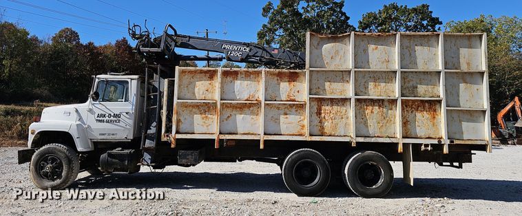 image for item EK0966 1984 Ford L9000 crane truck