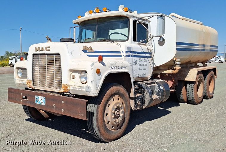 image for item EQ2283 1986 Mack R688ST water truck