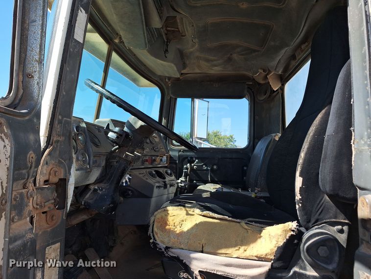 image for item EQ2283 1986 Mack R688ST water truck