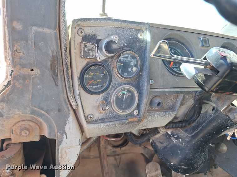 image for item EQ2283 1986 Mack R688ST water truck