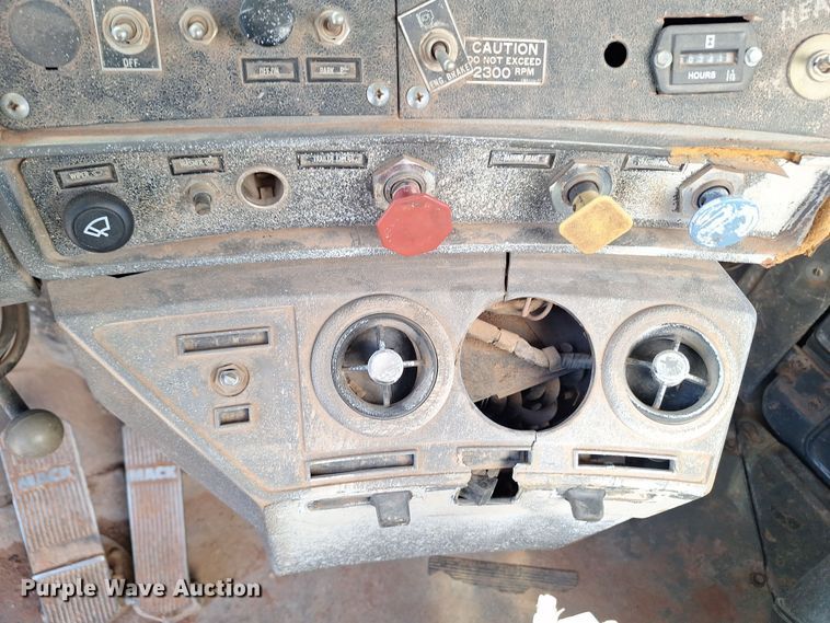 image for item EQ2283 1986 Mack R688ST water truck