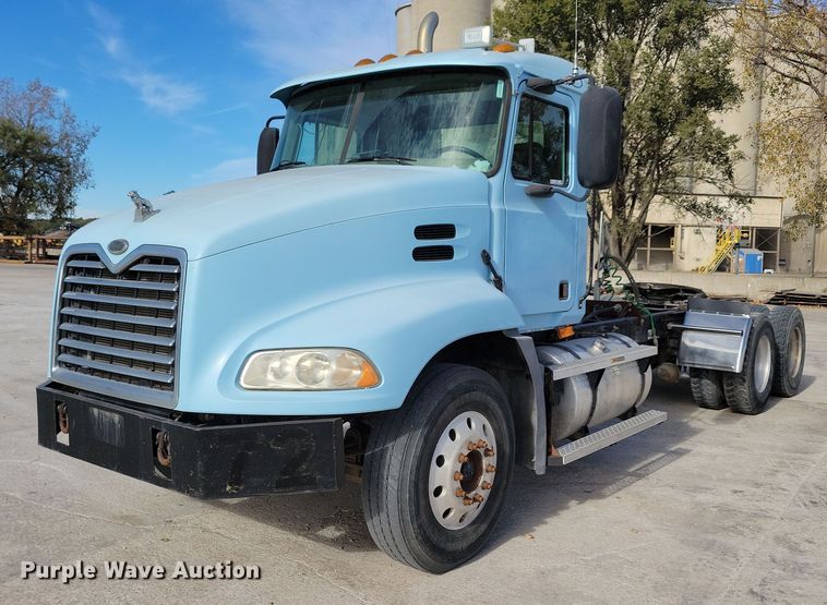 image for item JH9925 2000 Mack CX613 semi truck