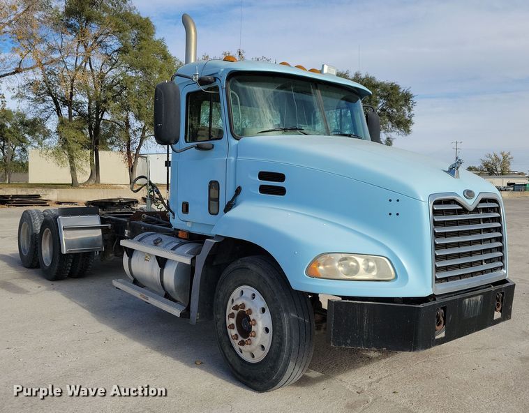 image for item JH9925 2000 Mack CX613 semi truck