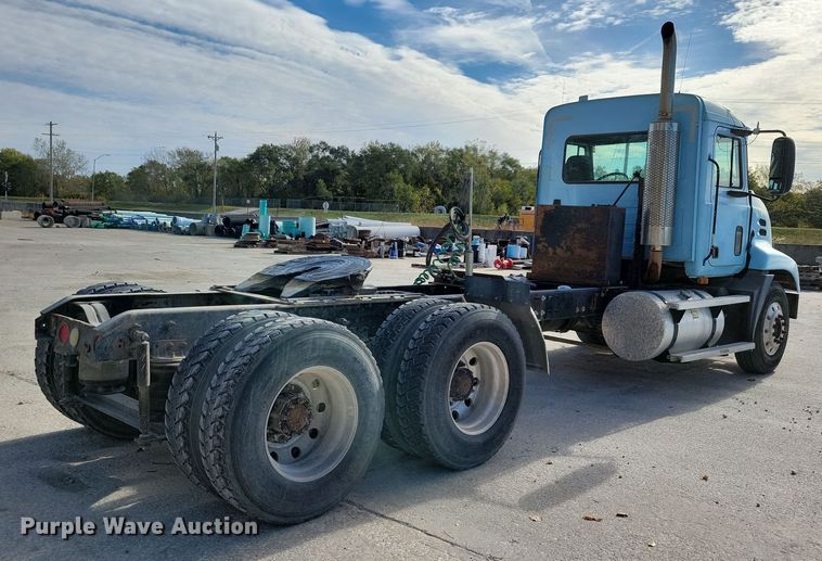 image for item JH9925 2000 Mack CX613 semi truck