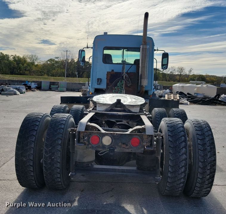 image for item JH9925 2000 Mack CX613 semi truck