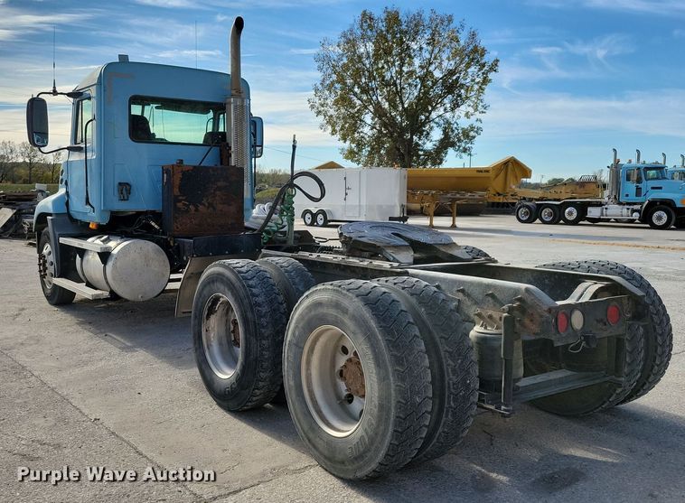 image for item JH9925 2000 Mack CX613 semi truck