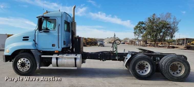 image for item JH9925 2000 Mack CX613 semi truck