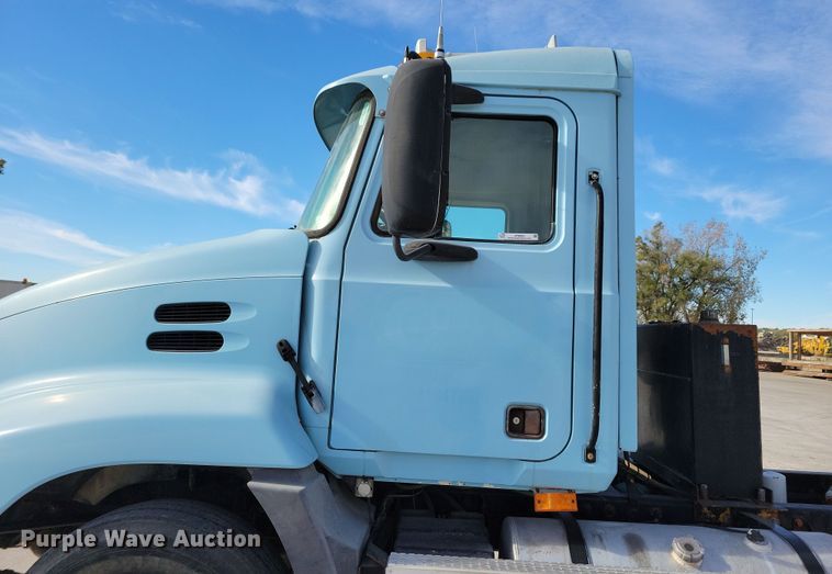 image for item JH9925 2000 Mack CX613 semi truck