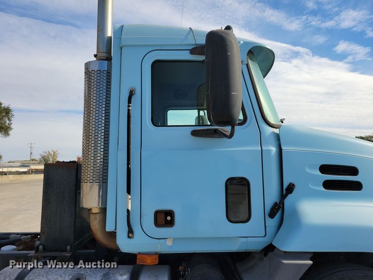 image for item JH9925 2000 Mack CX613 semi truck