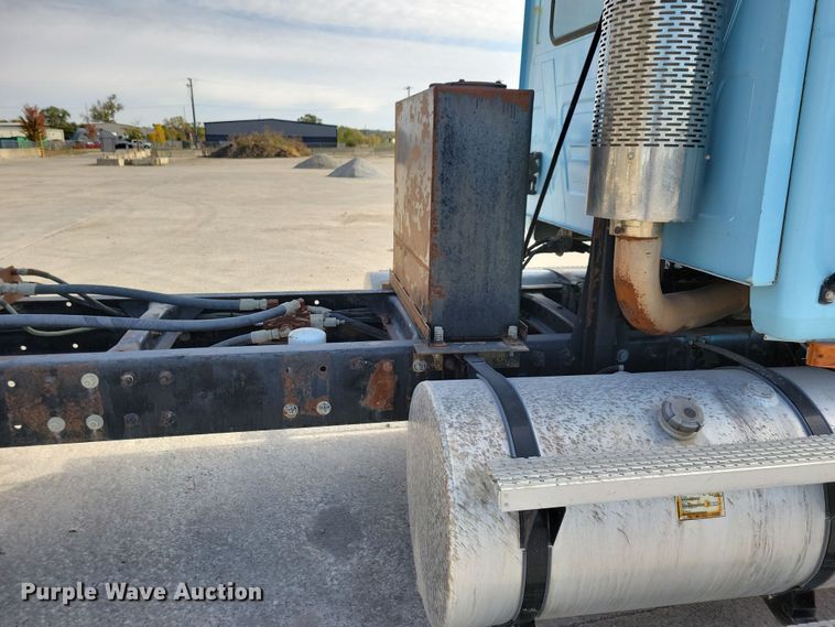 image for item JH9925 2000 Mack CX613 semi truck