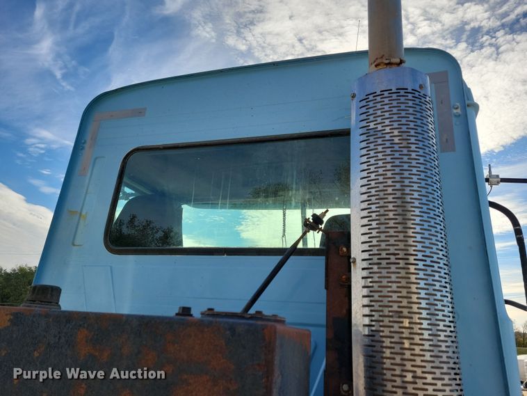 image for item JH9925 2000 Mack CX613 semi truck