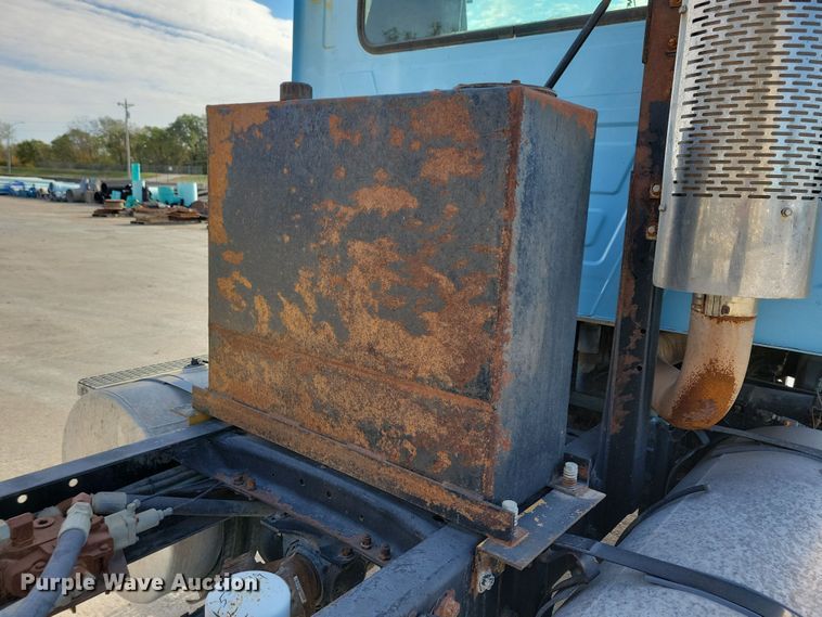 image for item JH9925 2000 Mack CX613 semi truck