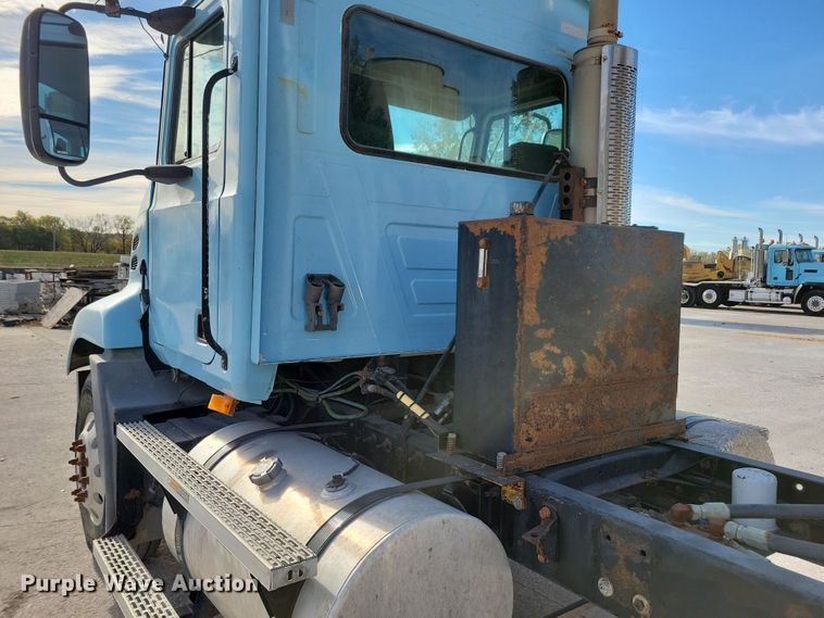 image for item JH9925 2000 Mack CX613 semi truck