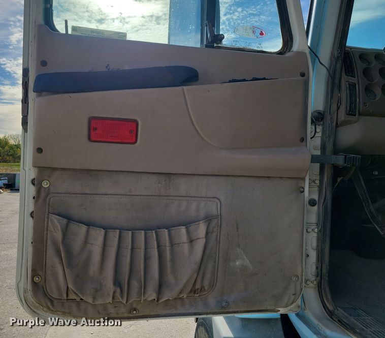 image for item JH9925 2000 Mack CX613 semi truck