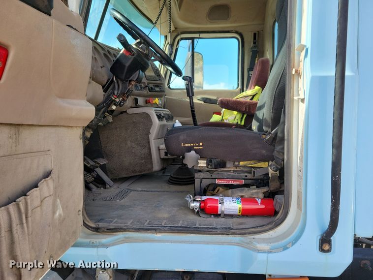 image for item JH9925 2000 Mack CX613 semi truck