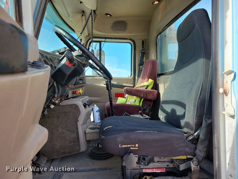 image for item JH9925 2000 Mack CX613 semi truck