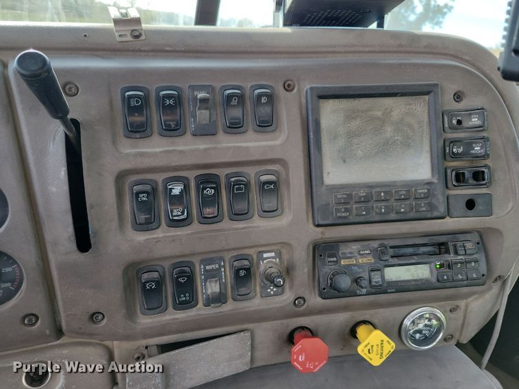 image for item JH9925 2000 Mack CX613 semi truck