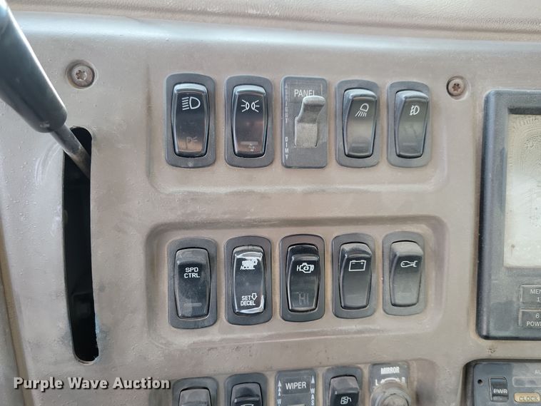 image for item JH9925 2000 Mack CX613 semi truck