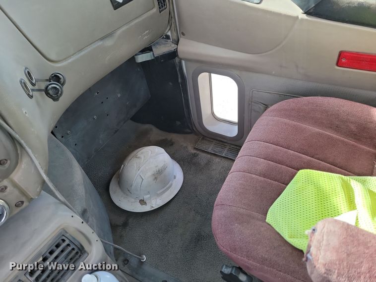 image for item JH9925 2000 Mack CX613 semi truck