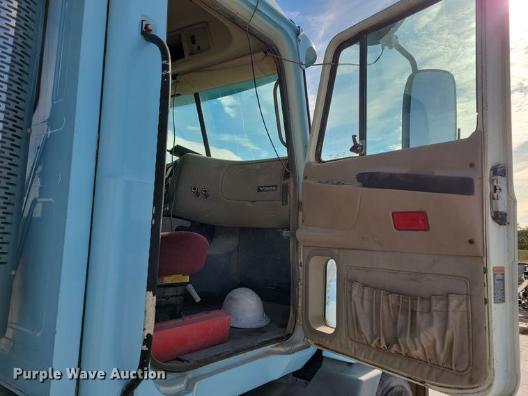 image for item JH9925 2000 Mack CX613 semi truck