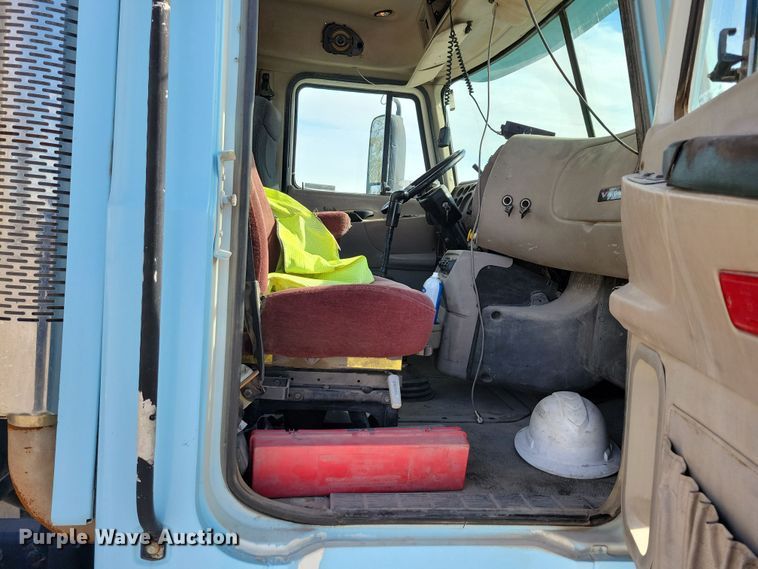 image for item JH9925 2000 Mack CX613 semi truck