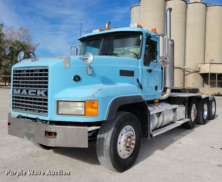 image for item JH9926 2004 Mack CL733 semi truck