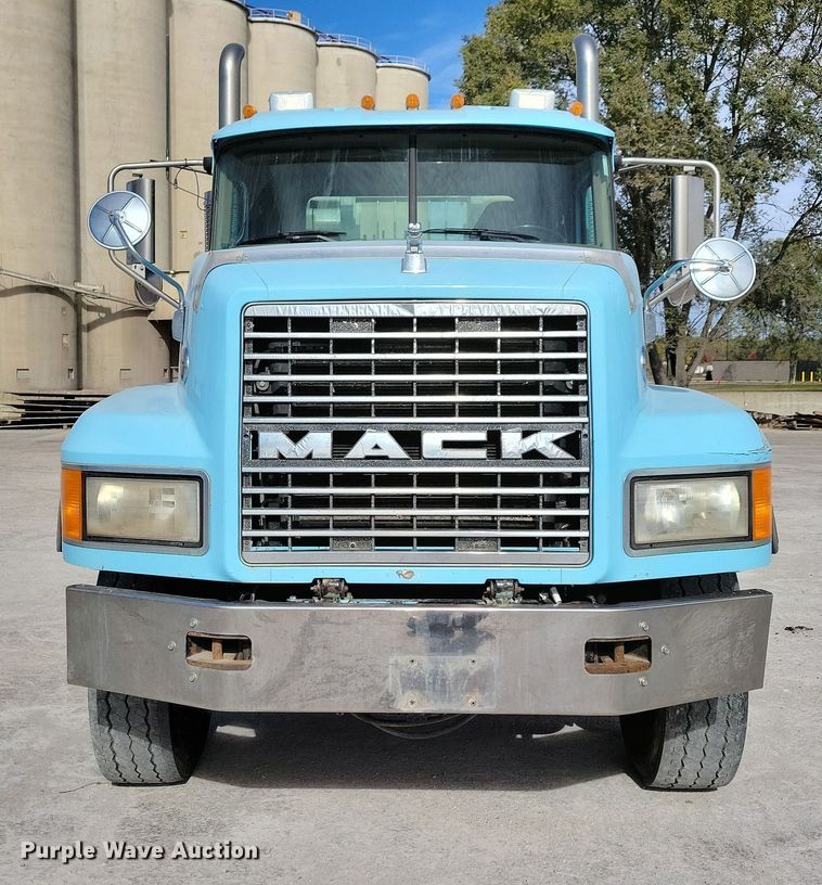 image for item JH9926 2004 Mack CL733 semi truck