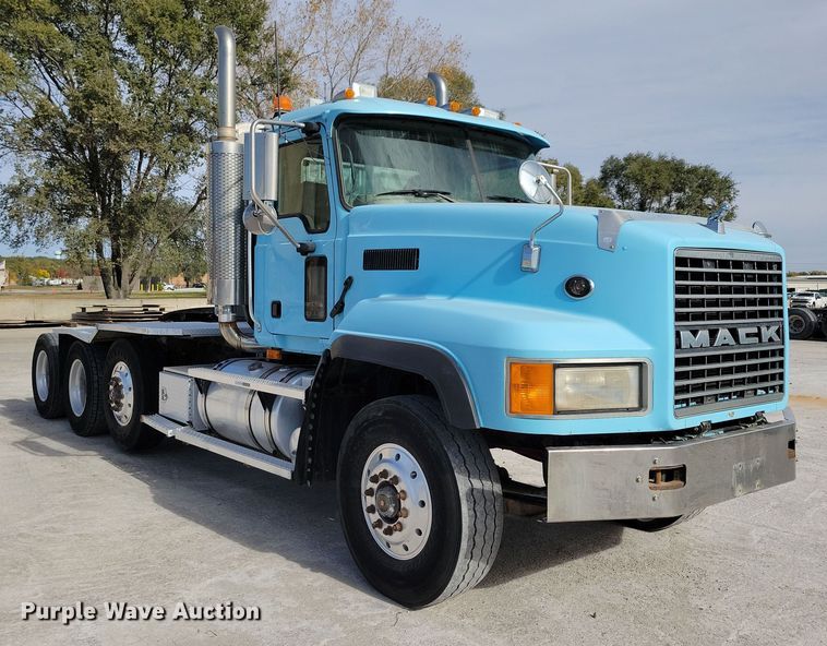image for item JH9926 2004 Mack CL733 semi truck