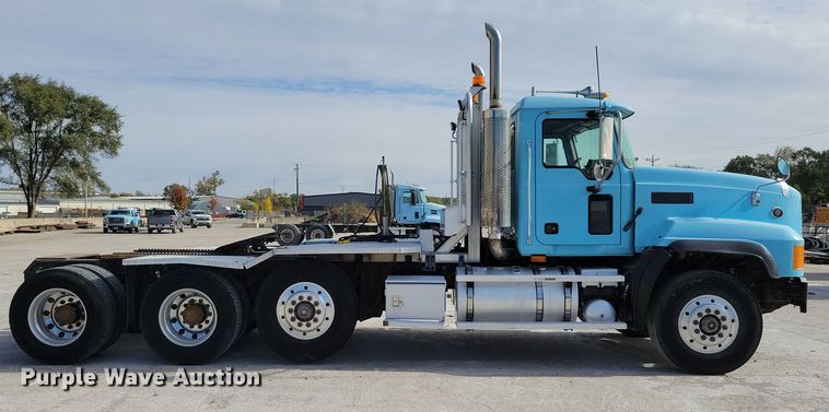 image for item JH9926 2004 Mack CL733 semi truck