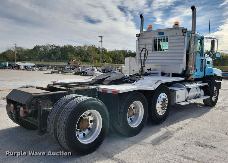 image for item JH9926 2004 Mack CL733 semi truck