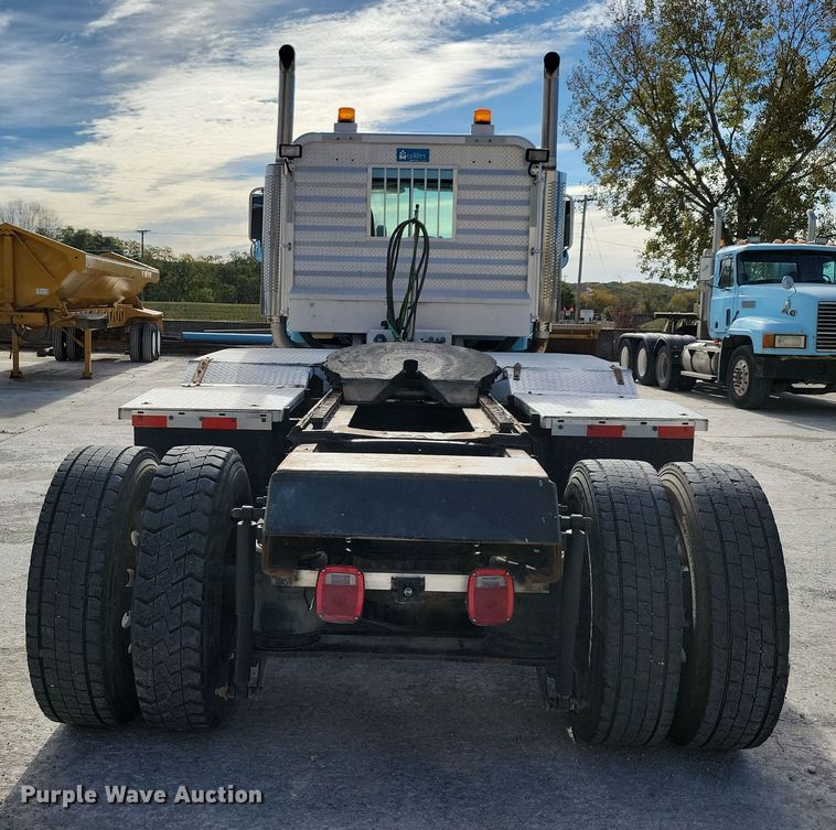 image for item JH9926 2004 Mack CL733 semi truck