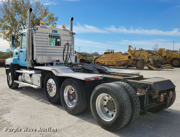 image for item JH9926 2004 Mack CL733 semi truck