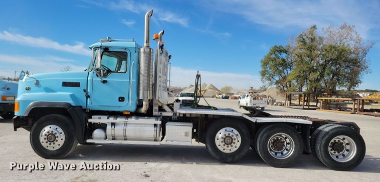 image for item JH9926 2004 Mack CL733 semi truck