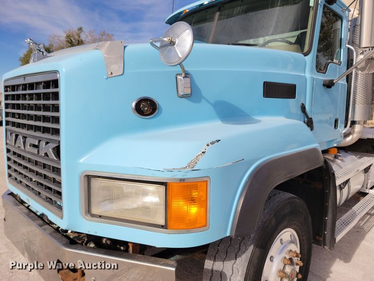 image for item JH9926 2004 Mack CL733 semi truck