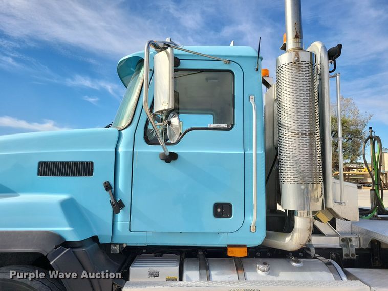 image for item JH9926 2004 Mack CL733 semi truck