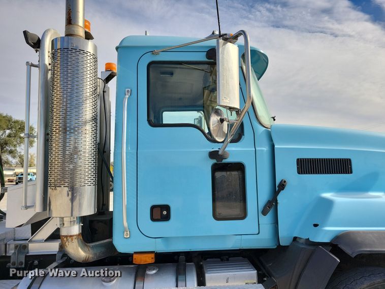 image for item JH9926 2004 Mack CL733 semi truck