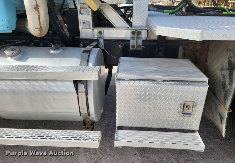 image for item JH9926 2004 Mack CL733 semi truck