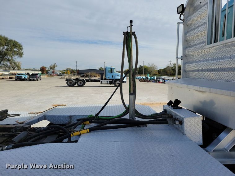 image for item JH9926 2004 Mack CL733 semi truck