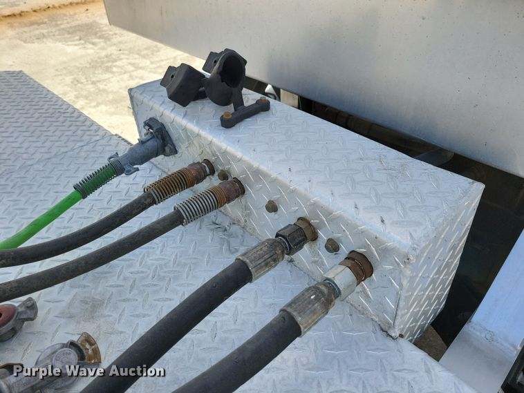 image for item JH9926 2004 Mack CL733 semi truck