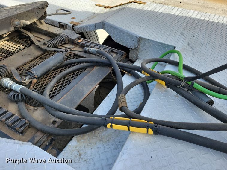 image for item JH9926 2004 Mack CL733 semi truck