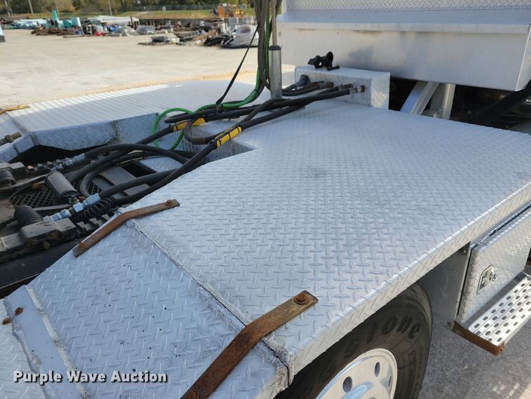 image for item JH9926 2004 Mack CL733 semi truck