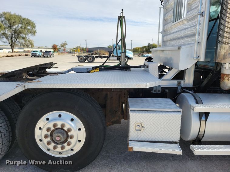 image for item JH9926 2004 Mack CL733 semi truck