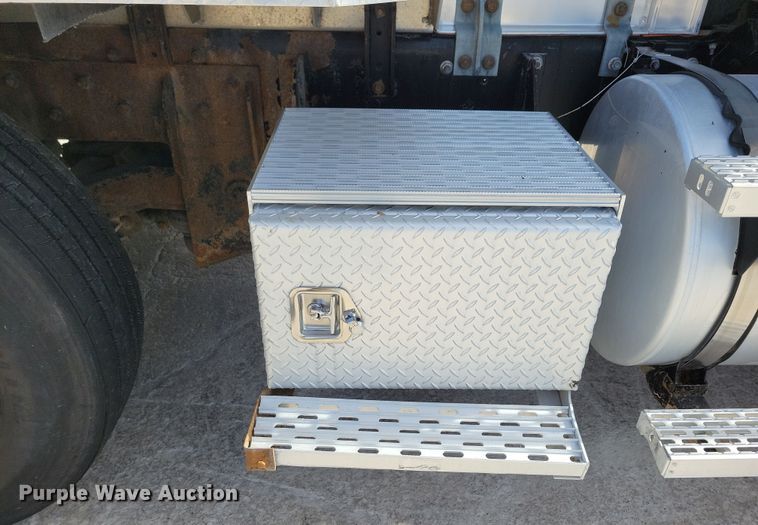 image for item JH9926 2004 Mack CL733 semi truck