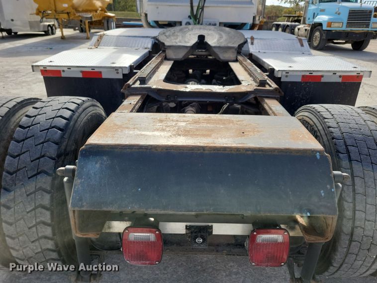 image for item JH9926 2004 Mack CL733 semi truck