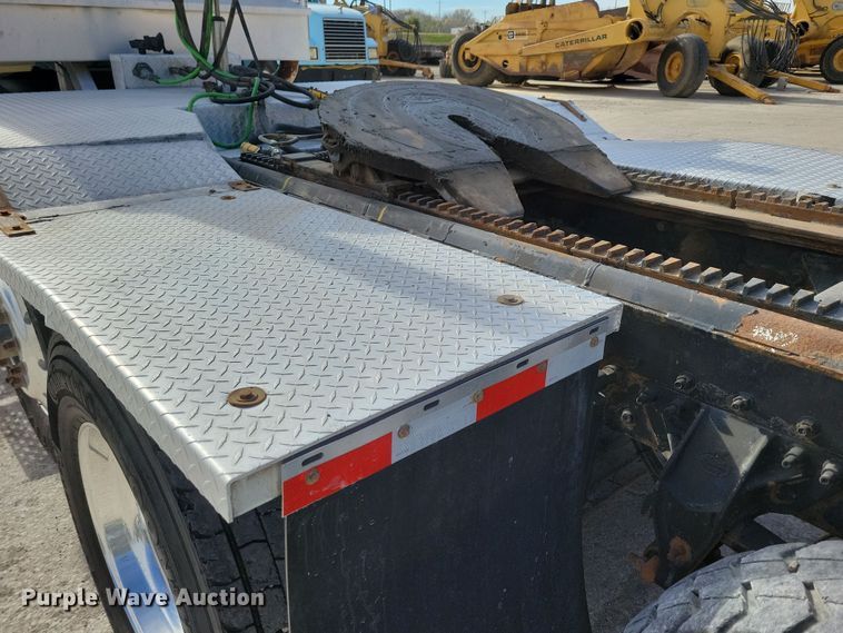 image for item JH9926 2004 Mack CL733 semi truck