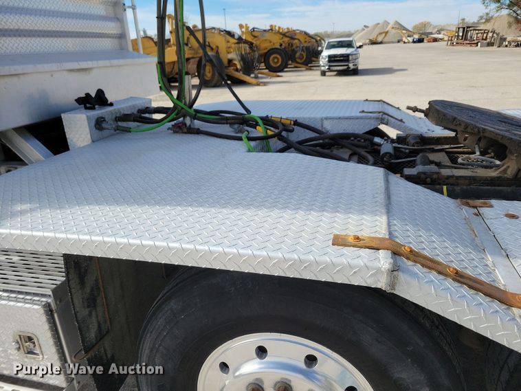 image for item JH9926 2004 Mack CL733 semi truck