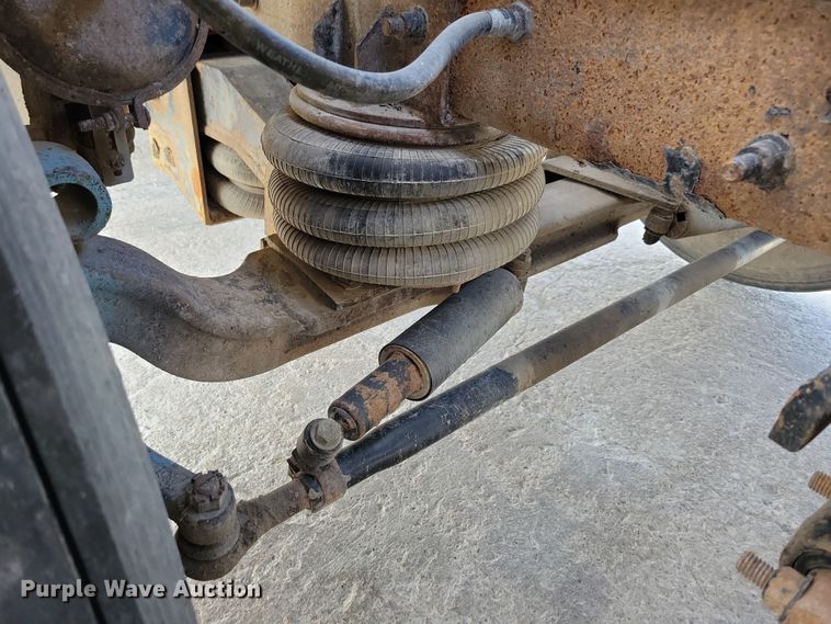 image for item JH9926 2004 Mack CL733 semi truck